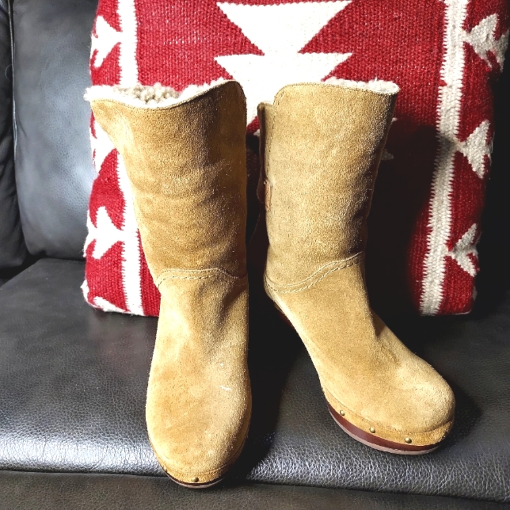 UGG AMORET Tan Suede Boots with Shearling Lining Size 6